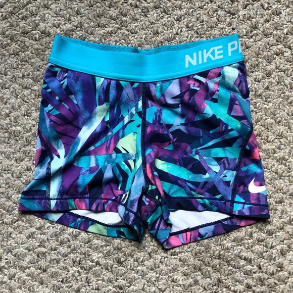 Nike Pants - Nike • patterned Nike pro shorts